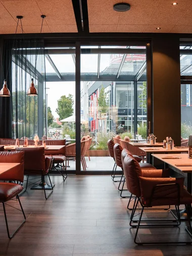 Bayerisches Restaurant nahe Augsburg gesucht? Modernes, gemütliches Restaurant mit Ledersesseln und großen Fenstern