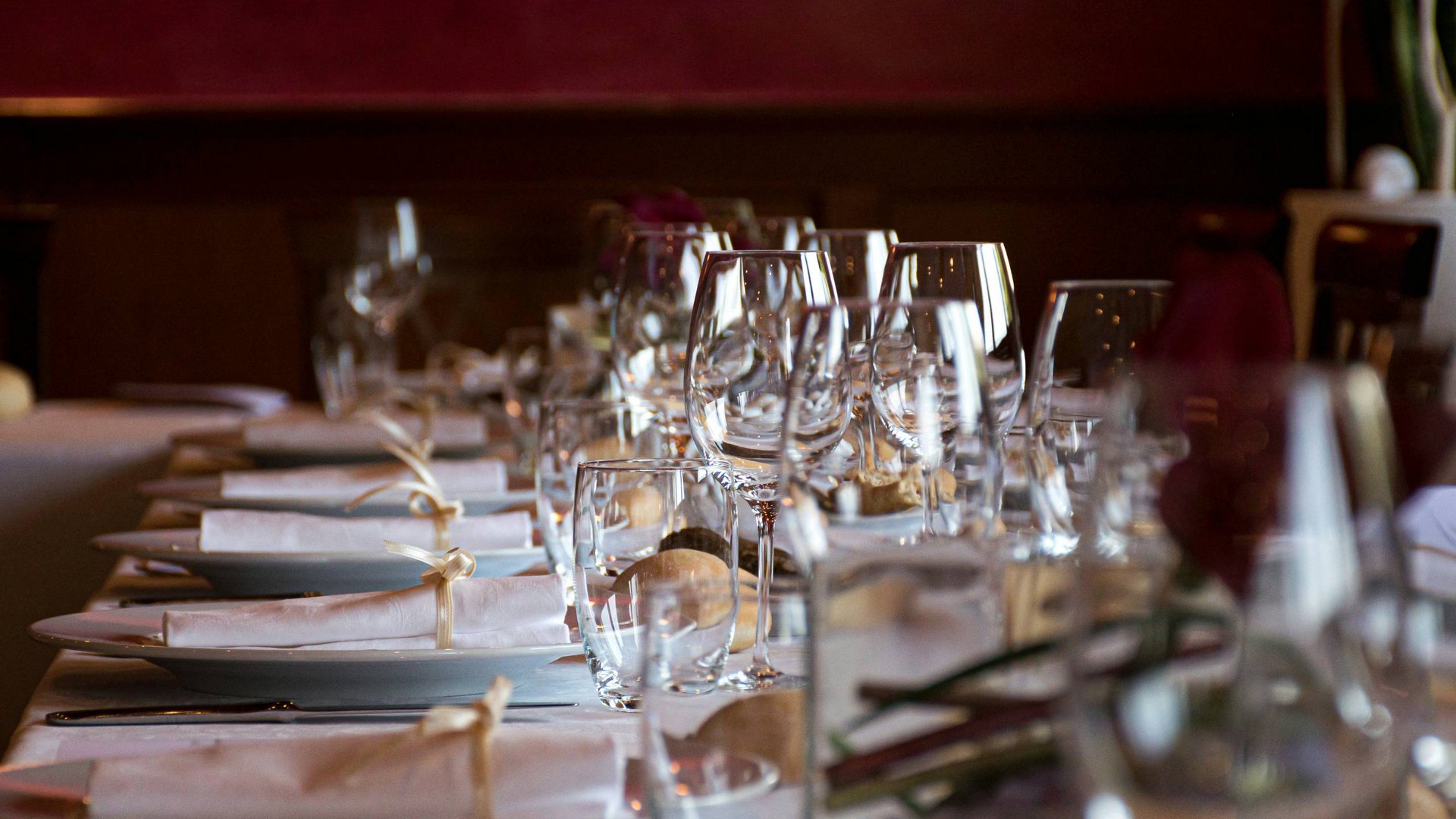 Elegantes gedecktes Tischarrangement mit Gläsern und Servietten in einem Restaurant