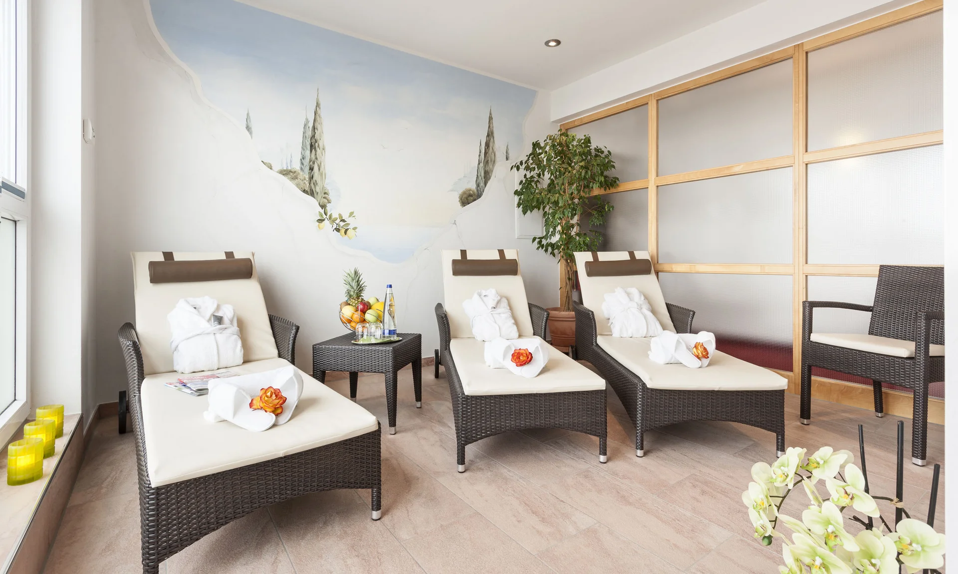 Entspannungsraum mit Liegestühlen, Bädernägeln, Obstschale und Wandmalerei