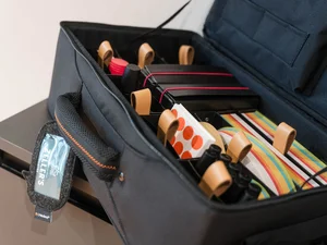 Zeller’s Quartier: das besondere Tagungshotel in Bayern Schwarze Tasche mit Fächern und bunten Papieren und Flaschen innen