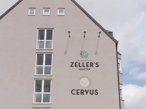Außenfassade Zeller´s Quartier Außenfassade des Zeller’s Quartier mit den Logos von Zeller’s Quartier und Cervus an der Hauswand.