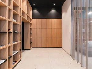 Garderobenbereich Moderner Garderobenbereich mit offenen Regalen, Holzschränken und hellen Vorhängen im Zeller’s Quartier.