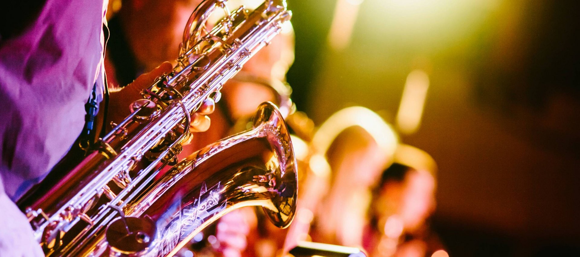 Nahaufnahme von Saxophonspielern bei einem Live-Konzert
