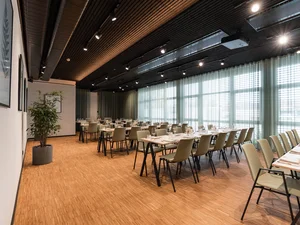 Zeller’s Quartier: das besondere Tagungshotel in Bayern Modernes Restaurant mit gedeckten Tischen und großen Fenstern mit Vorhängen