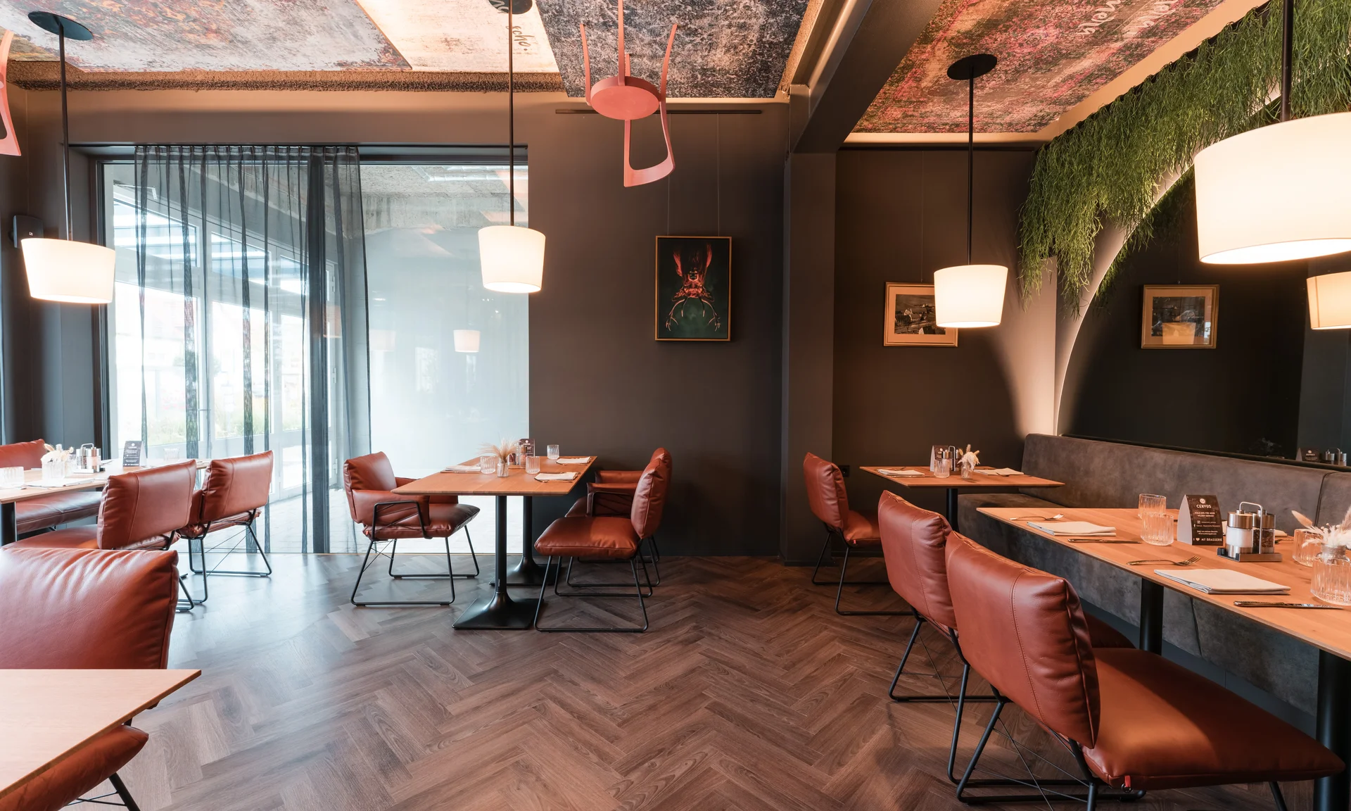 Modernes Restaurant mit Ledersesseln und Holzfußboden