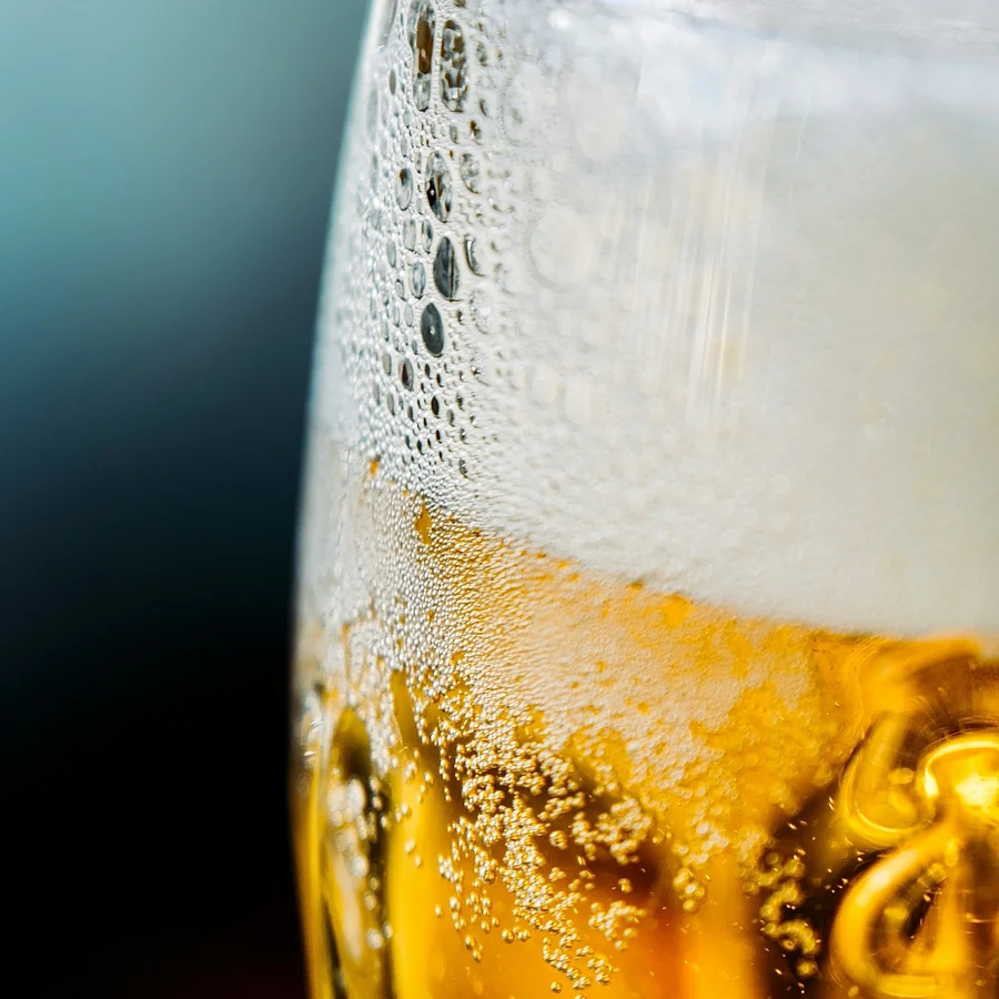 Nahaufnahme eines Bierglases mit Schaum und Blasen
