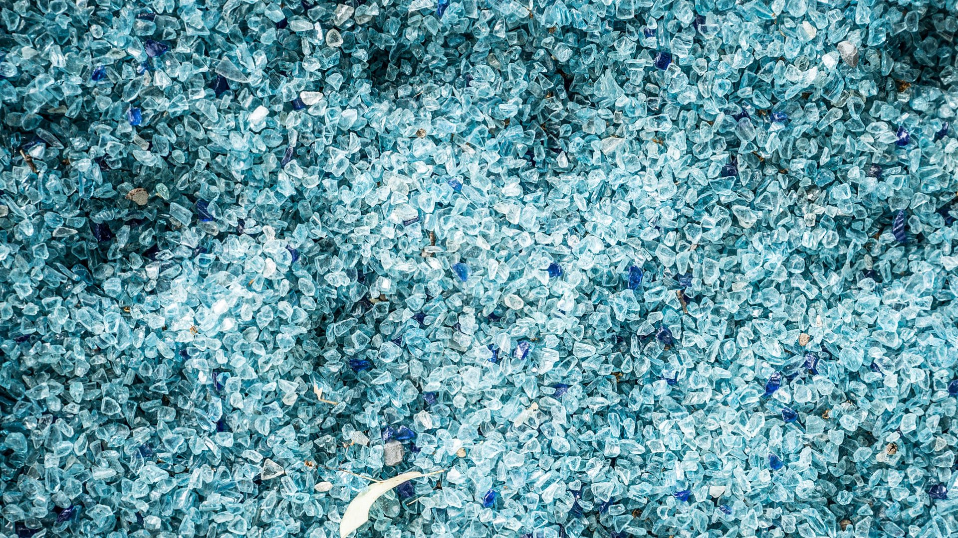 Ihr besonderes Hotel in Königsbrunn: Zeller’s Quartier Nahaufnahme von kleinen blauen Glasstücken