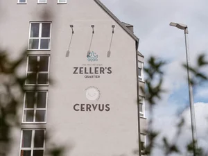 Außenfassade Zeller´s Quartier Fassadenbeschriftung Zeller's Quartier und Cervus an einem mehrstöckigen Gebäude