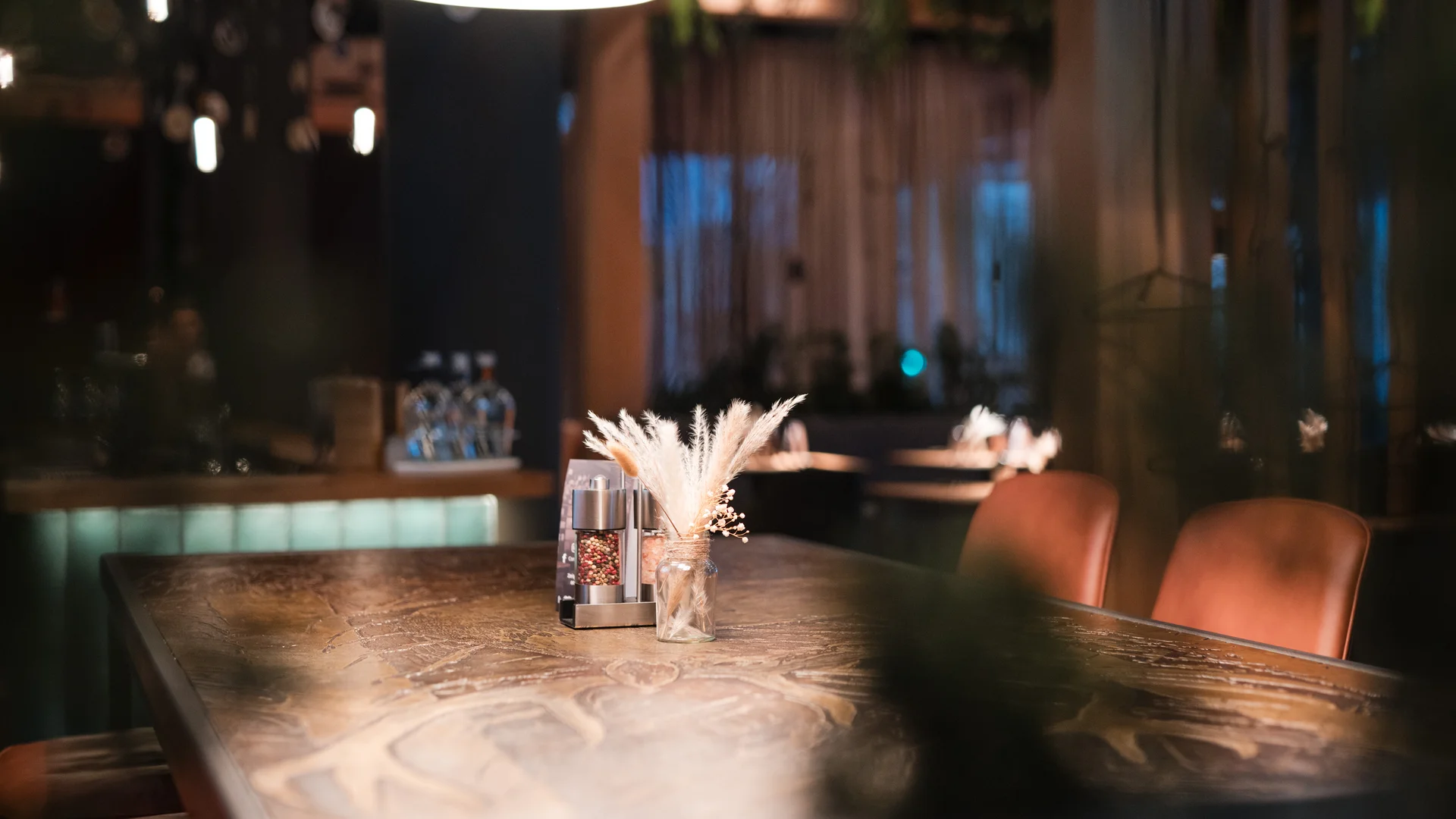 Holztisch mit Dekoration und warmem Licht in gemütlichem Restaurant