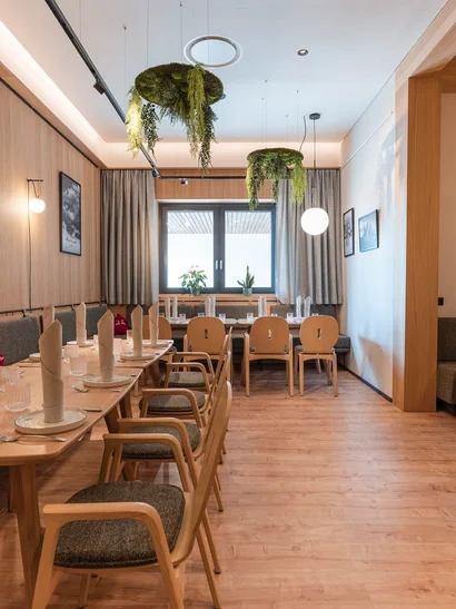 Südtiroler Stube Modernes Restaurant mit Holzmöbeln, gedeckt