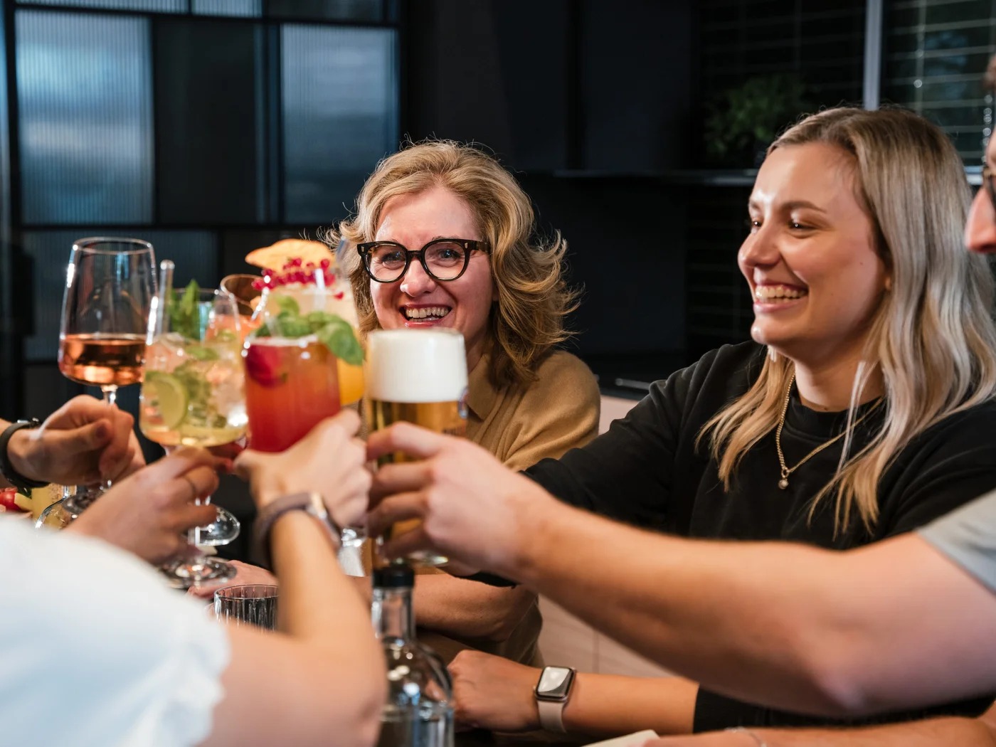 Einfach köstlich: der kulinarische Kalender im Cervus Menschen stoßen mit verschiedenen Getränken in fröhlicher Runde an