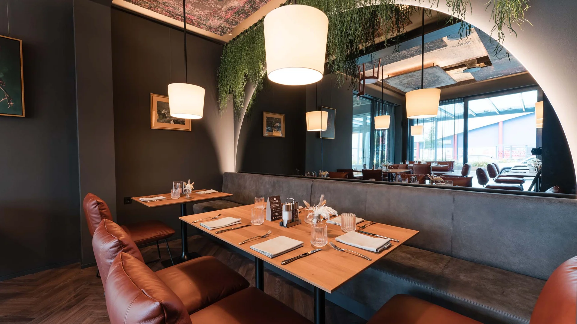 Bayerisches Restaurant nahe Augsburg gesucht? Modernes Restaurant mit Lederstühlen, Holztischen und hängenden Lampen