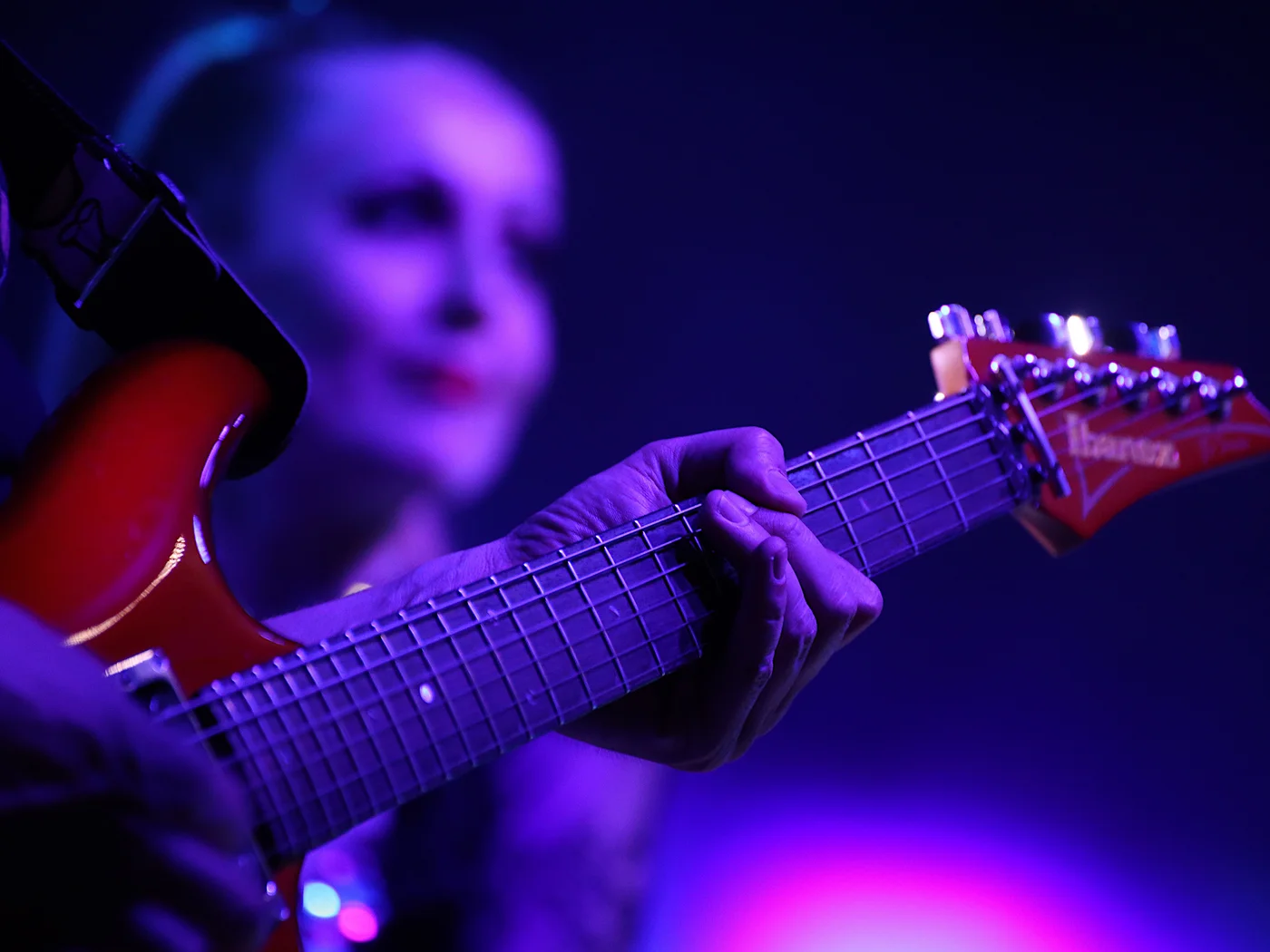 Not to be missed: events in Königsbrunn Close-up of a person playing an electric guitar under purple stage lighting