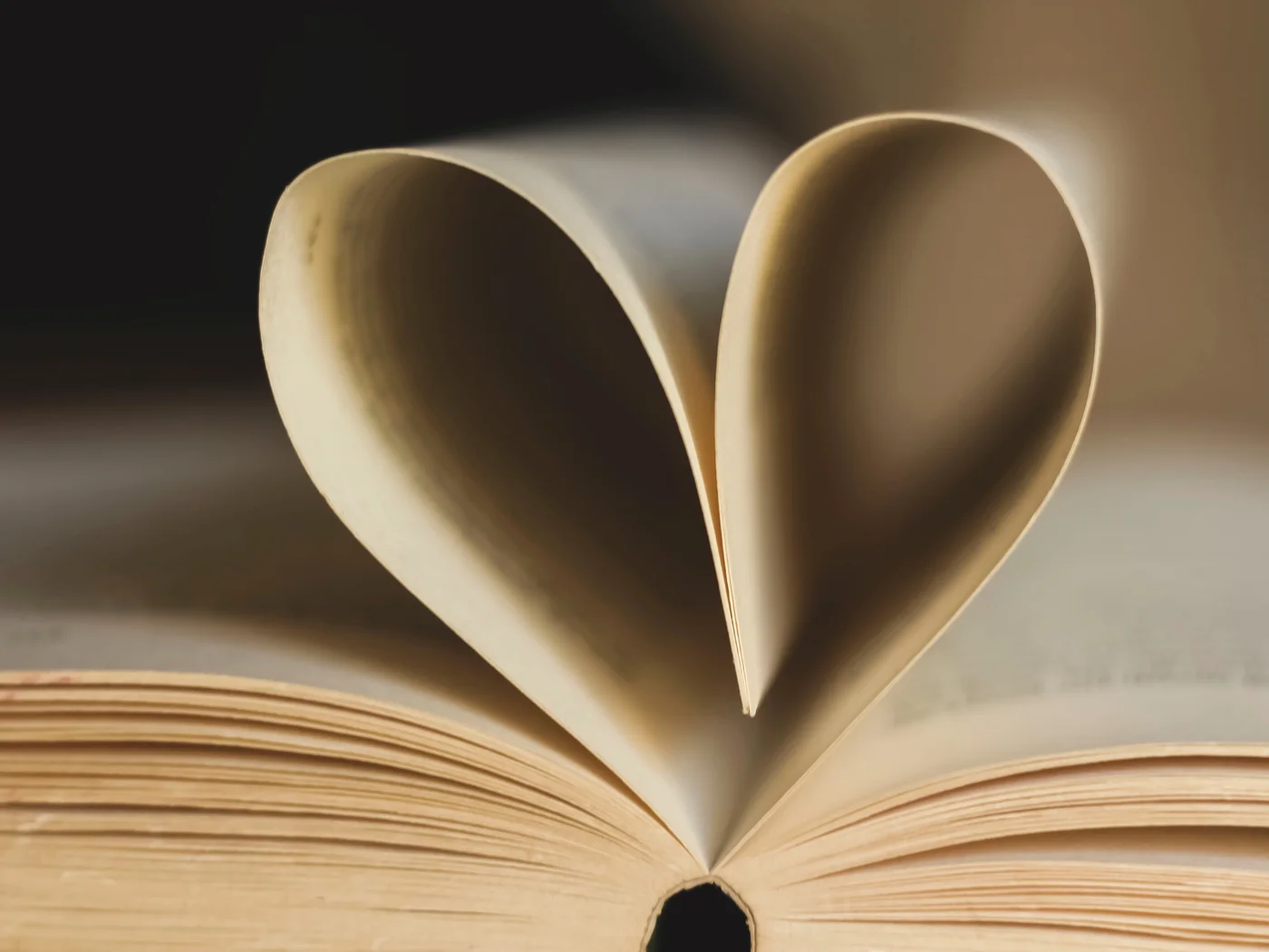Seiten in einem Buch zu einem Herz geformt Seiten in einem Buch zu einem Herz geformt