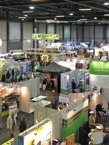 Indoor-Messe mit verschiedenen Ständen und Menschen, die herumlaufen und sprechen