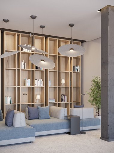 Moderner Wartebereich mit Bücherregal, Sofas und Hängeleuchten