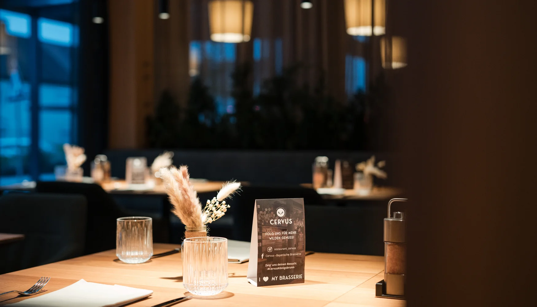 Cervus: das Restaurant in Königsbrunn mit dem gewissen Extra Gemütlich eingedeckter Tisch in einem Restaurant bei Abendlicht