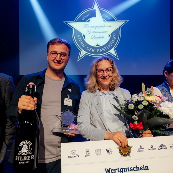 Ihr besonderes Hotel in Königsbrunn: Zeller’s Quartier Personen erhalten Silber-Auszeichnung Stern der Gastlichkeit bei Preisverleihung mit Blumen und Urkunde