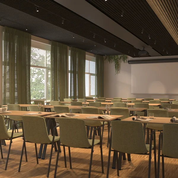 Helles Seminarzimmer mit grünen Stühlen, Tischen und Projektorbildschirm