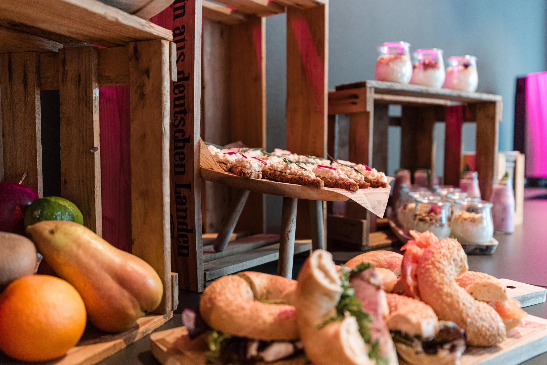 Kulinarik für Ihre Tagung Tagungspausenbuffet mit Obst, Bagels, Frischkäsebrötchen und Joghurt.