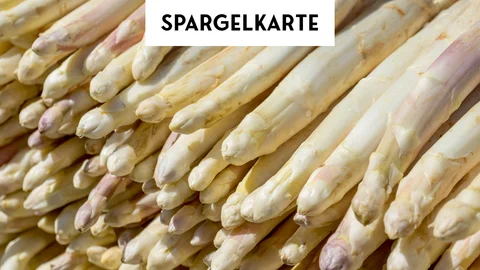 Bündel weißer Spargel mit Schrift Spargelkarte