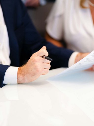 Geschäftspersonen überprüfen Dokumente bei Tisch