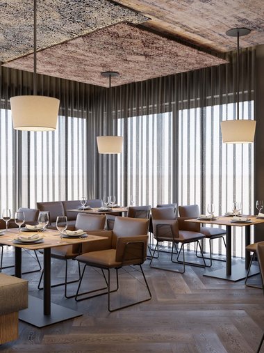 Modernes Restaurant mit hängenden Lampen, braunen Stühlen und gedeckten Tischen