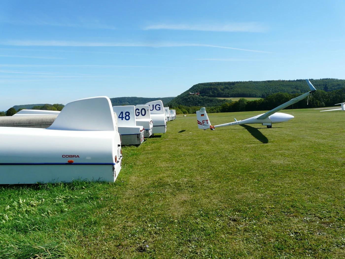 Not to be missed: events in Königsbrunn Row of gliders on grassy field with forest hills and blue sky