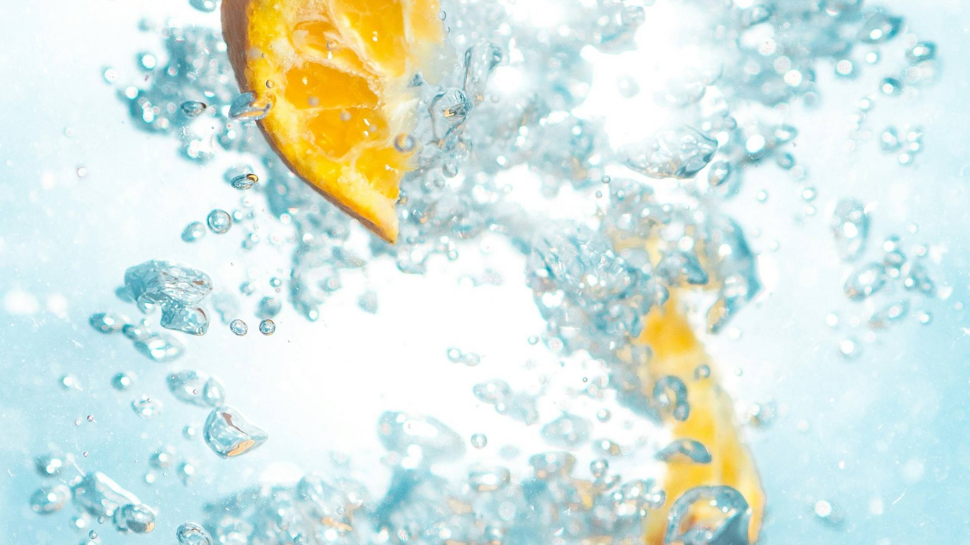 Ihr Start in den Tag: Frühstück in Königsbrunn Orangenscheiben tauchen in Wasser mit Luftblasen